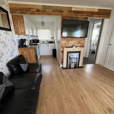 Signature, Scratby - Two Bed Chalet, Sleeps 7, Free Wi-Fi, Bed Linen And Towels Included, Pets Welcome And Onsite Entertainment Available Екстериор снимка