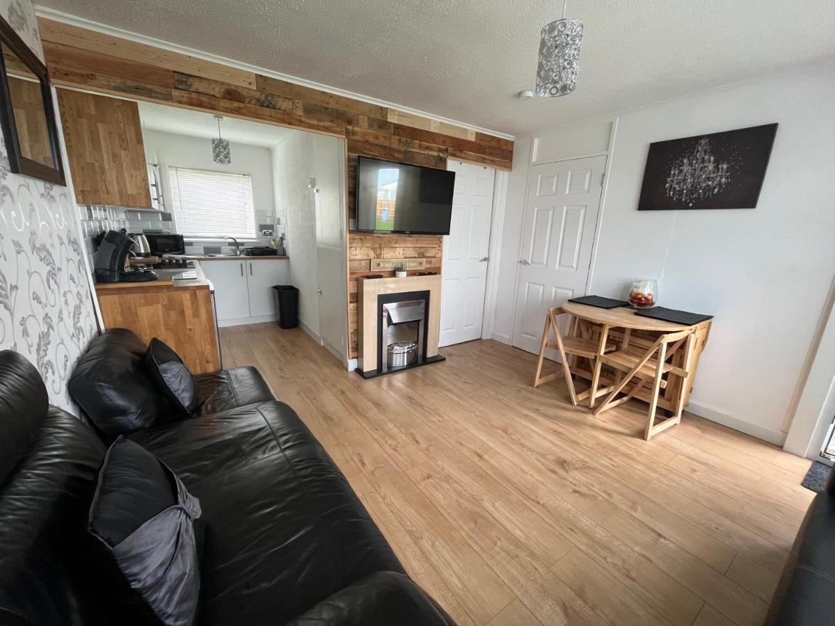 Signature, Scratby - Two Bed Chalet, Sleeps 7, Free Wi-Fi, Bed Linen And Towels Included, Pets Welcome And Onsite Entertainment Available Екстериор снимка